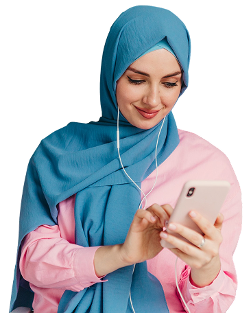 Wanita menyemak had pinjamannya di telefon