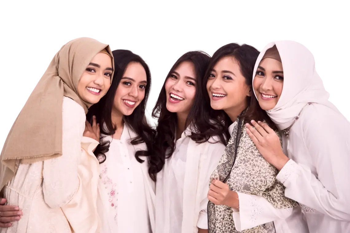 Lima wanita muda tersenyum berdiri berdampingan